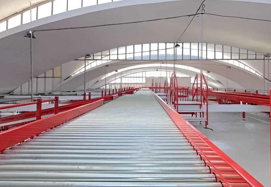 Industrial conveyor belt roller maintaining alignment
